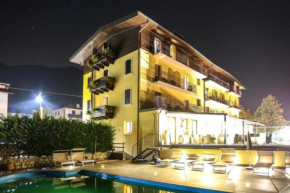 Albergo Mezzolago Exterior photo